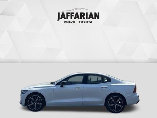 2024 Volvo S60 B5 Plus Dark Theme