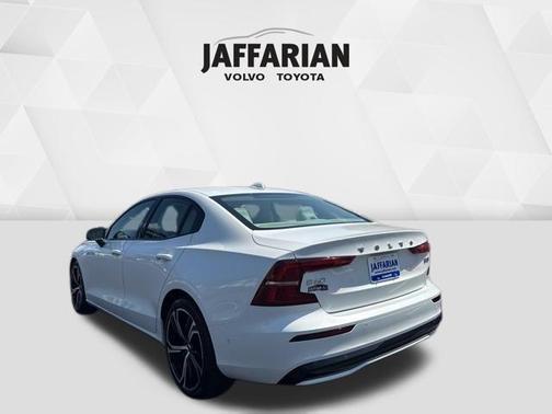 2024 Volvo S60 B5 Plus Dark Theme