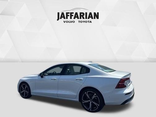 2024 Volvo S60 B5 Plus Dark Theme