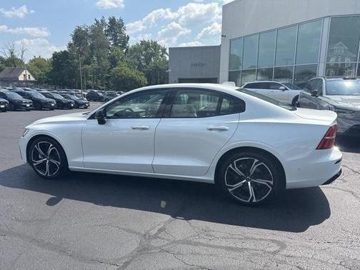 2024 Volvo S60 B5 Plus Dark Theme