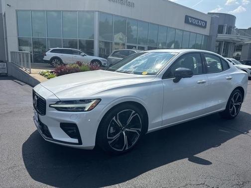 2024 Volvo S60 B5 Plus Dark Theme