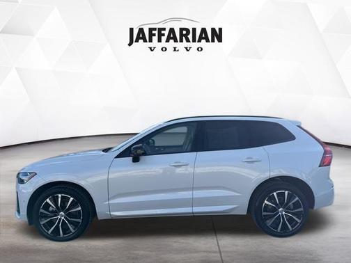 2024 Volvo XC60 B5 Ultimate Dark Theme