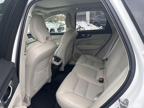 2024 Volvo XC60 B5 Ultimate Dark Theme