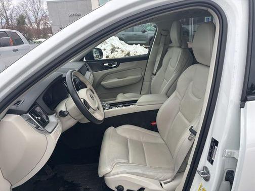 2024 Volvo XC60 B5 Ultimate Dark Theme