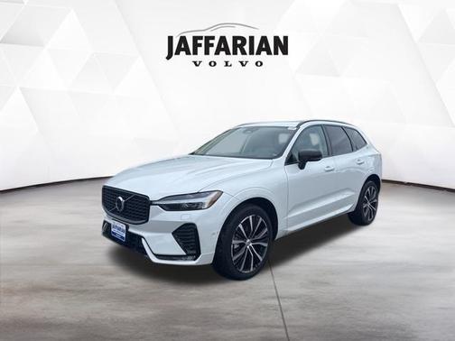 2024 Volvo XC60 B5 Ultimate Dark Theme