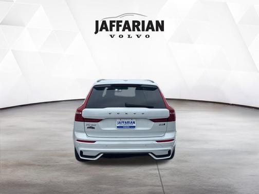 2024 Volvo XC60 B5 Ultimate Dark Theme