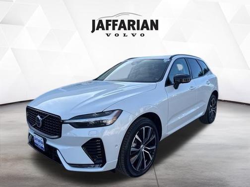 2024 Volvo XC60 B5 Ultimate Dark Theme