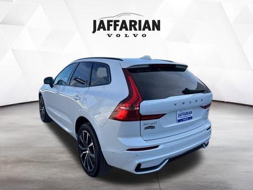 2024 Volvo XC60 B5 Ultimate Dark Theme