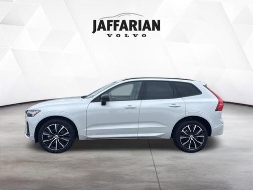 2024 Volvo XC60 B5 Ultimate Dark Theme