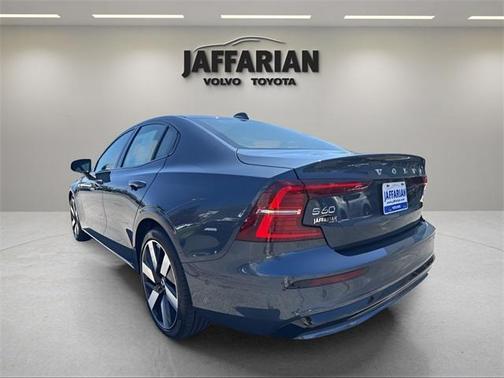 2024 Volvo S60 Recharge Plug-In Hybrid T8 Ultimate Dark Theme