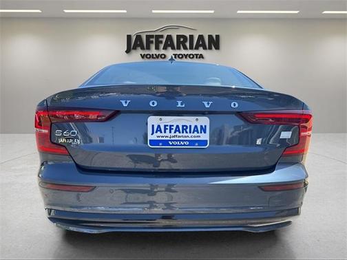 2024 Volvo S60 Recharge Plug-In Hybrid T8 Ultimate Dark Theme
