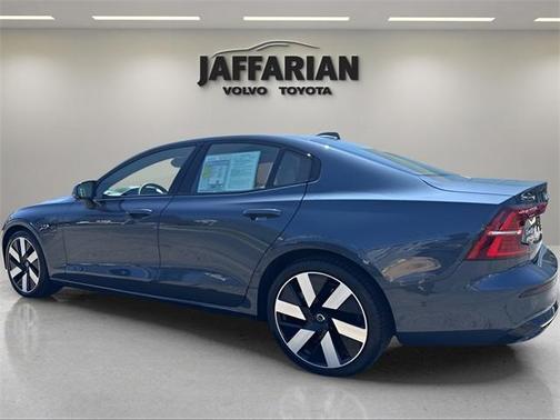 2024 Volvo S60 Recharge Plug-In Hybrid T8 Ultimate Dark Theme