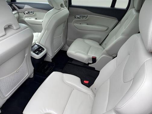 2024 Volvo XC90 B6 Plus Bright Theme 6-Seater