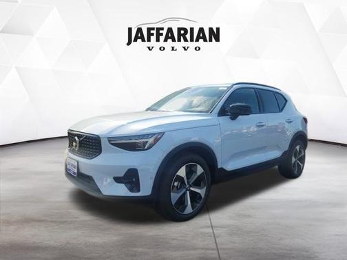 2026 Volvo XC40 B5 Plus