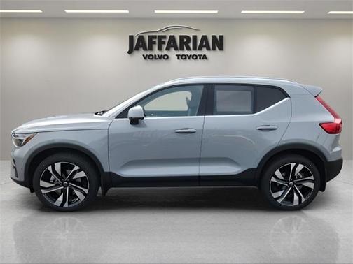 2025 Volvo XC40 B5 Ultra Bright Theme