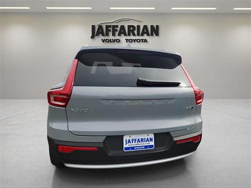 2025 Volvo XC40 B5 Ultra Bright Theme
