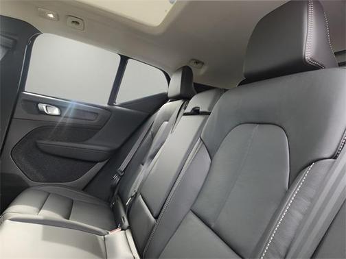 2025 Volvo XC40 B5 Ultra Bright Theme