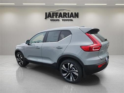2025 Volvo XC40 B5 Ultra Bright Theme