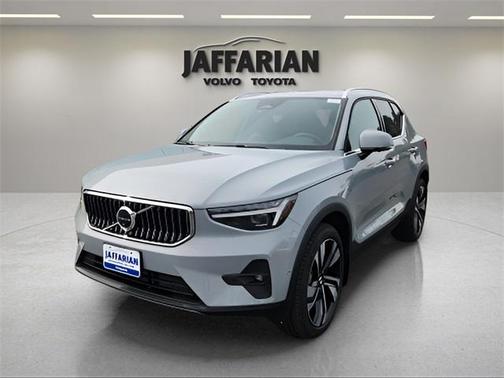 2025 Volvo XC40 B5 Ultra Bright Theme