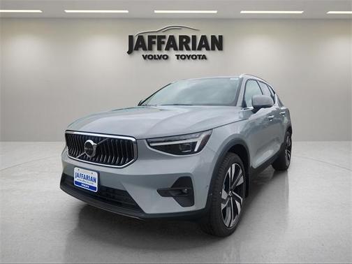 2025 Volvo XC40 B5 Ultra Bright Theme
