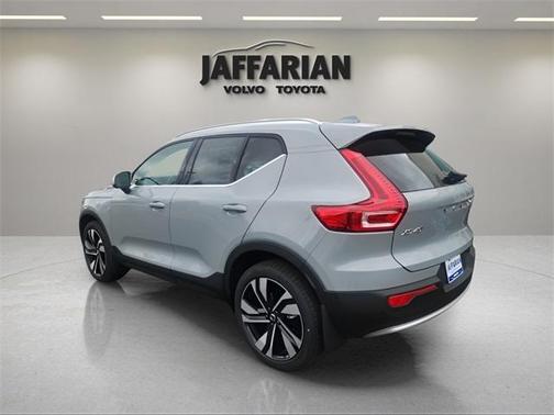 2025 Volvo XC40 B5 Ultra Bright Theme