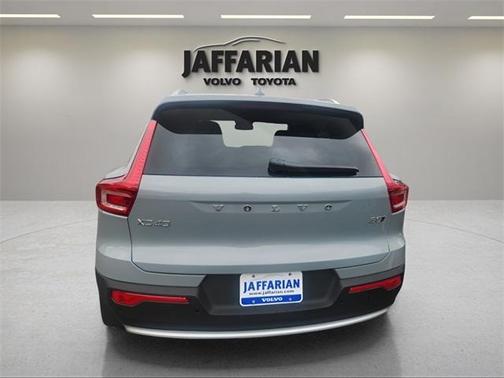 2025 Volvo XC40 B5 Ultra Bright Theme
