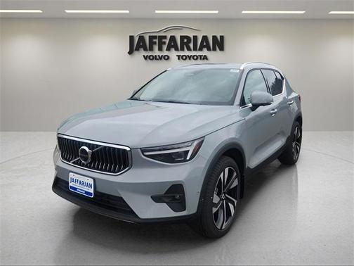 2025 Volvo XC40 B5 Ultra Bright Theme