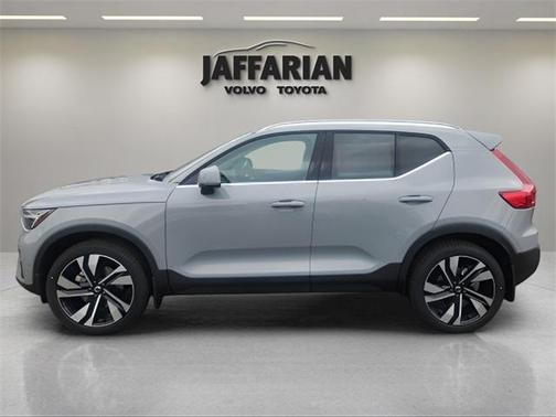2025 Volvo XC40 B5 Ultra Bright Theme