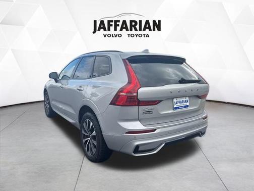 2023 Volvo XC60 B5 Plus Dark Theme