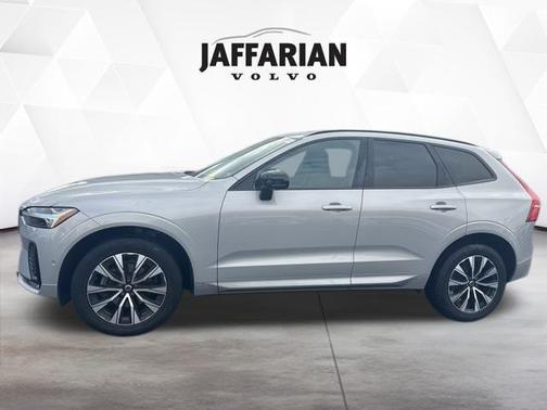 2023 Volvo XC60 B5 Plus Dark Theme