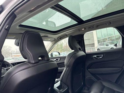 2023 Volvo XC60 B5 Plus Dark Theme