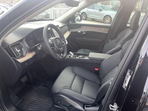 2025 Volvo XC90 B6 Core