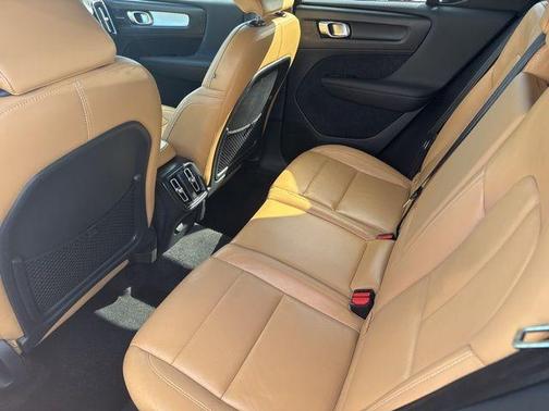 2019 Volvo XC40 MOMENTUM