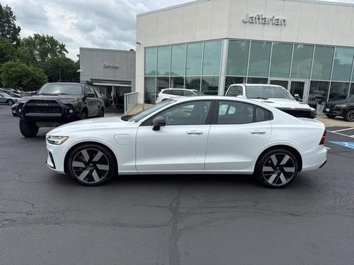 2025 Volvo S60 Plug-In Hybrid T8 Plus