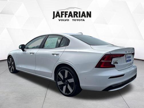 2025 Volvo S60 Plug-In Hybrid T8 Plus
