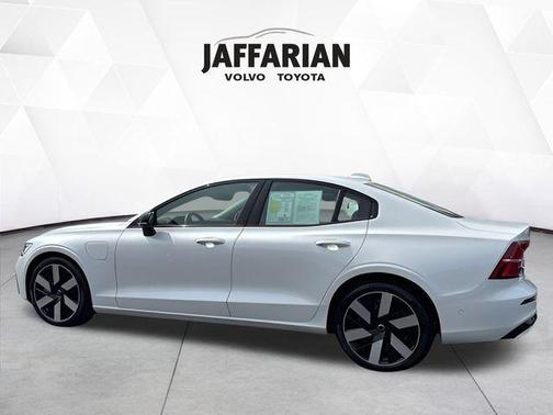 2025 Volvo S60 Plug-In Hybrid T8 Plus