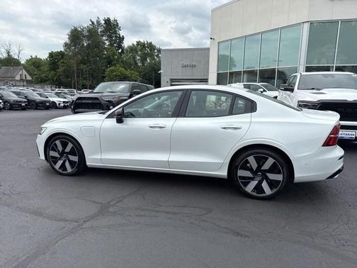 2025 Volvo S60 Plug-In Hybrid T8 Plus