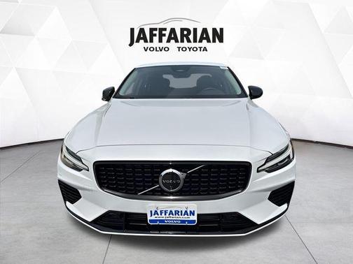 2025 Volvo S60 Plug-In Hybrid T8 Plus