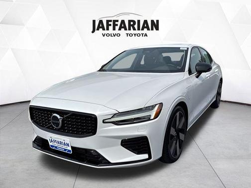 2025 Volvo S60 Plug-In Hybrid T8 Plus