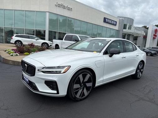 2025 Volvo S60 Plug-In Hybrid T8 Plus