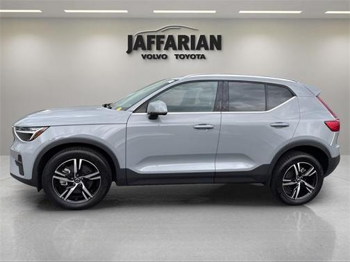2025 Volvo XC40 B5 Core Bright Theme