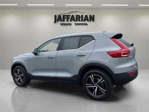 2025 Volvo XC40 B5 Core Bright Theme