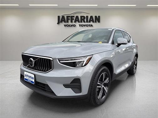 2025 Volvo XC40 B5 Core Bright Theme