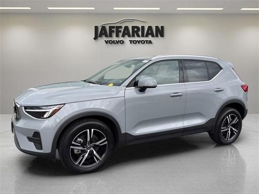 2025 Volvo XC40 B5 Core Bright Theme