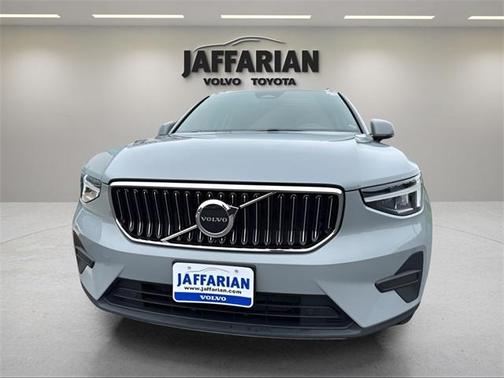 2025 Volvo XC40 B5 Core Bright Theme