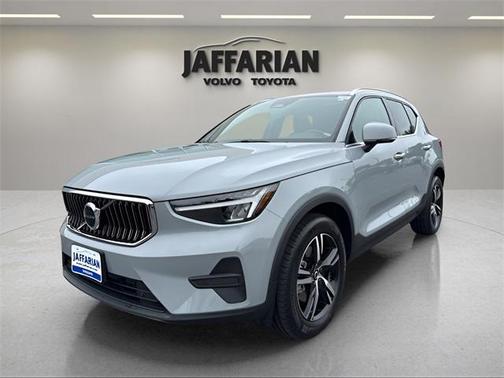 2025 Volvo XC40 B5 Core Bright Theme