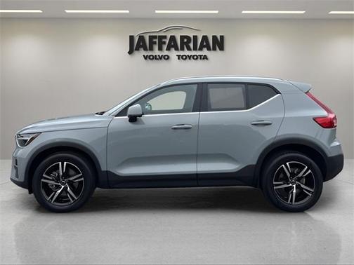 2025 Volvo XC40 B5 Core Bright Theme