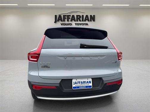2025 Volvo XC40 B5 Core Bright Theme