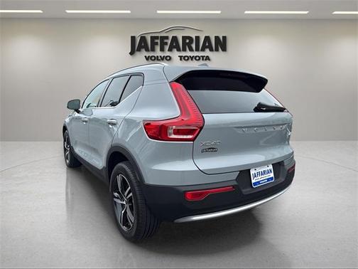 2025 Volvo XC40 B5 Core Bright Theme