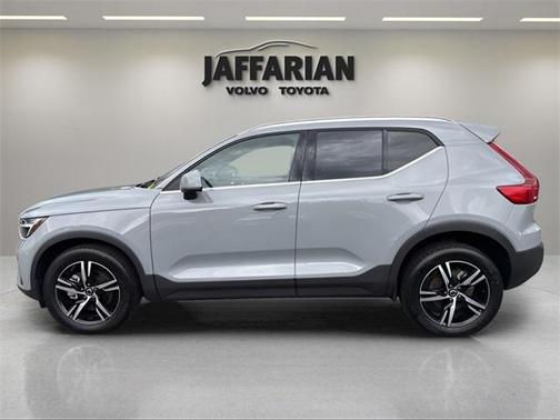 2025 Volvo XC40 B5 Core Bright Theme